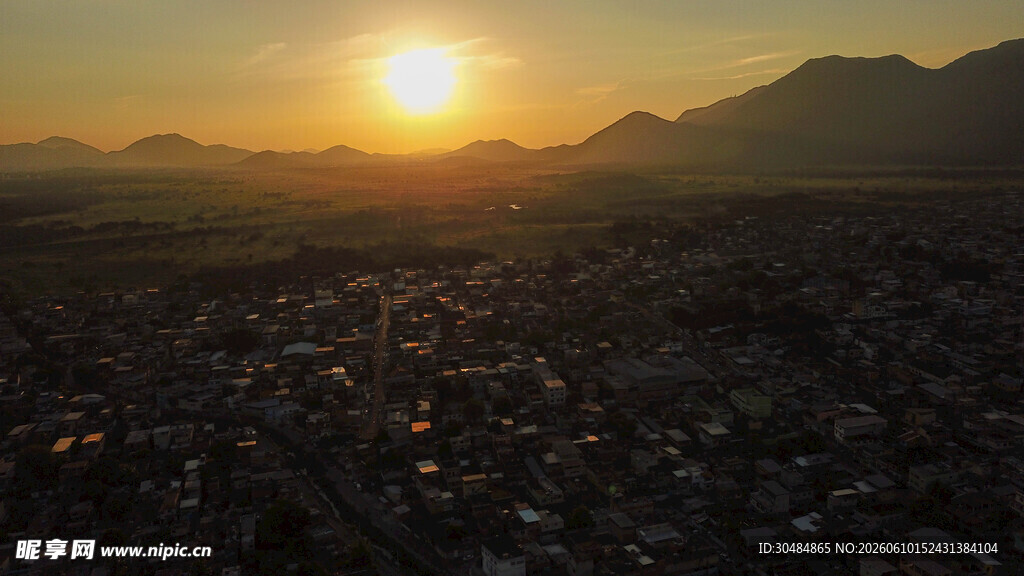 夕阳下的城市与远山景观