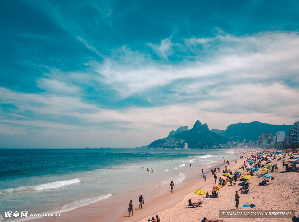 热闹的海滩度假场景