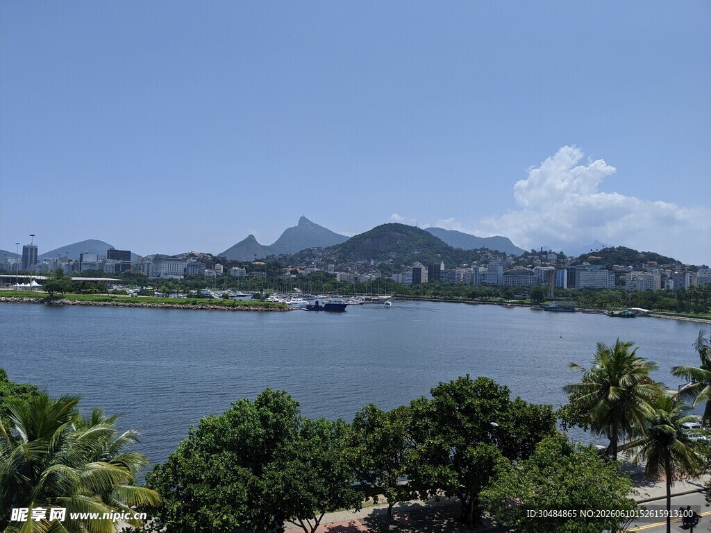 湖畔青山绿树美景