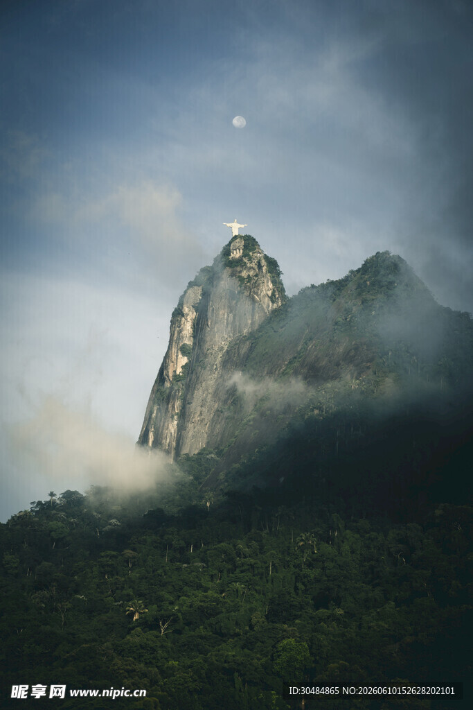 云雾缭绕中的巍峨山峰