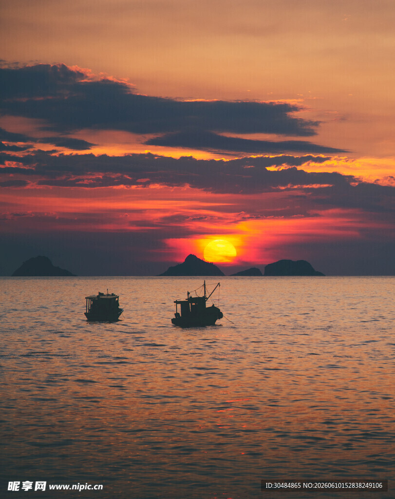 海上日落中的船只景象