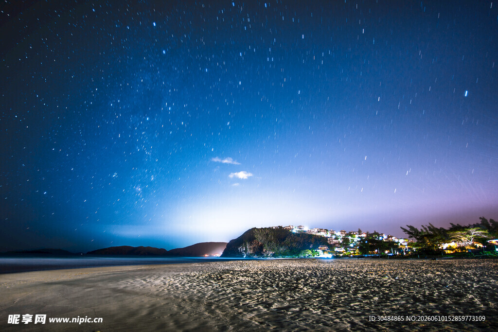 海边璀璨星空夜景