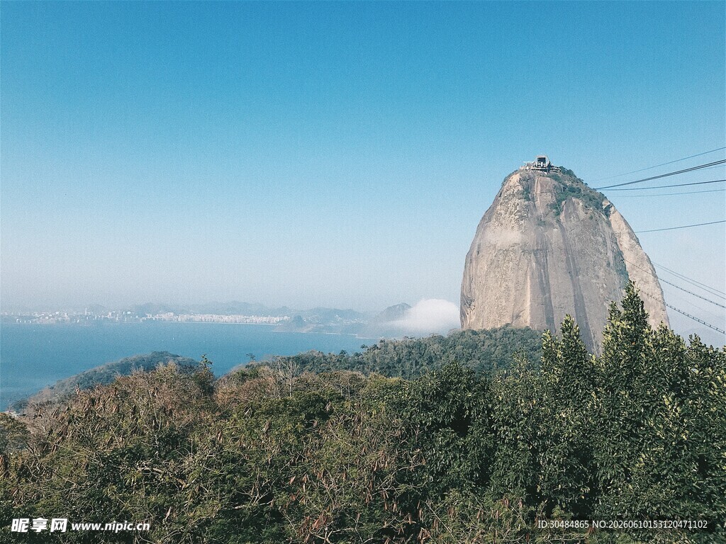 巍峨山峰矗立茂密山林间