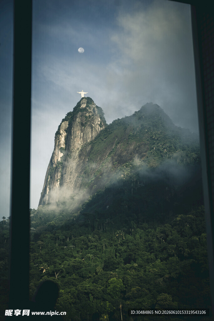 山间峻峰云雾缭绕美景