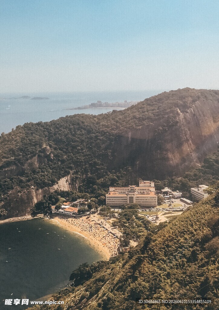 山海间的美丽海滨景致