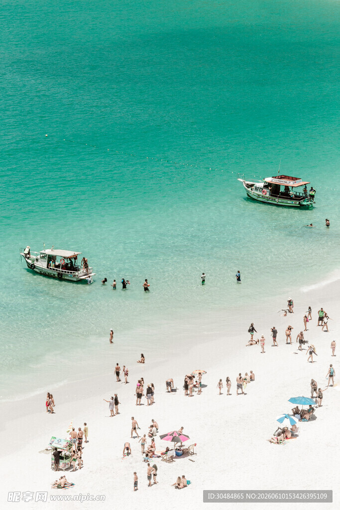 热闹的海滩度假场景