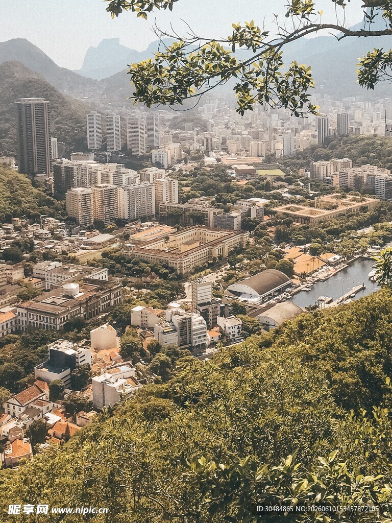 俯瞰城市与山林景观