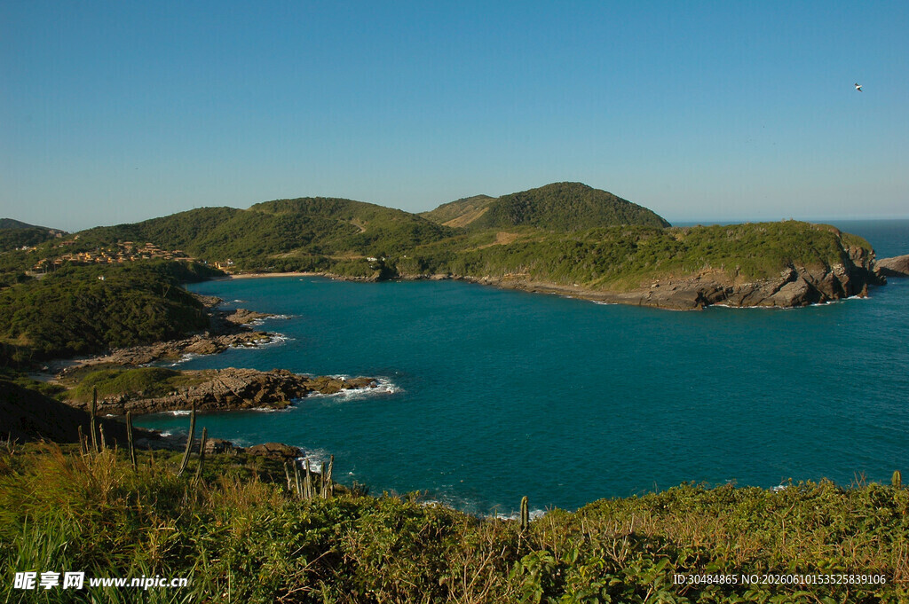 碧海青山间的美丽海湾