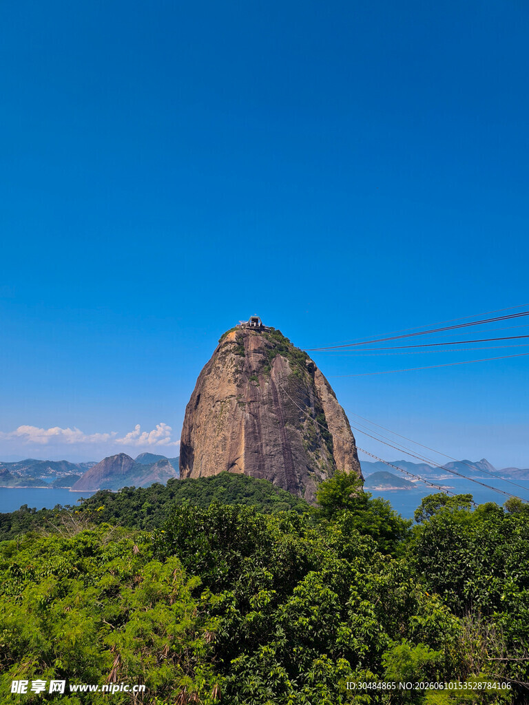 孤峰屹立于葱郁山林间