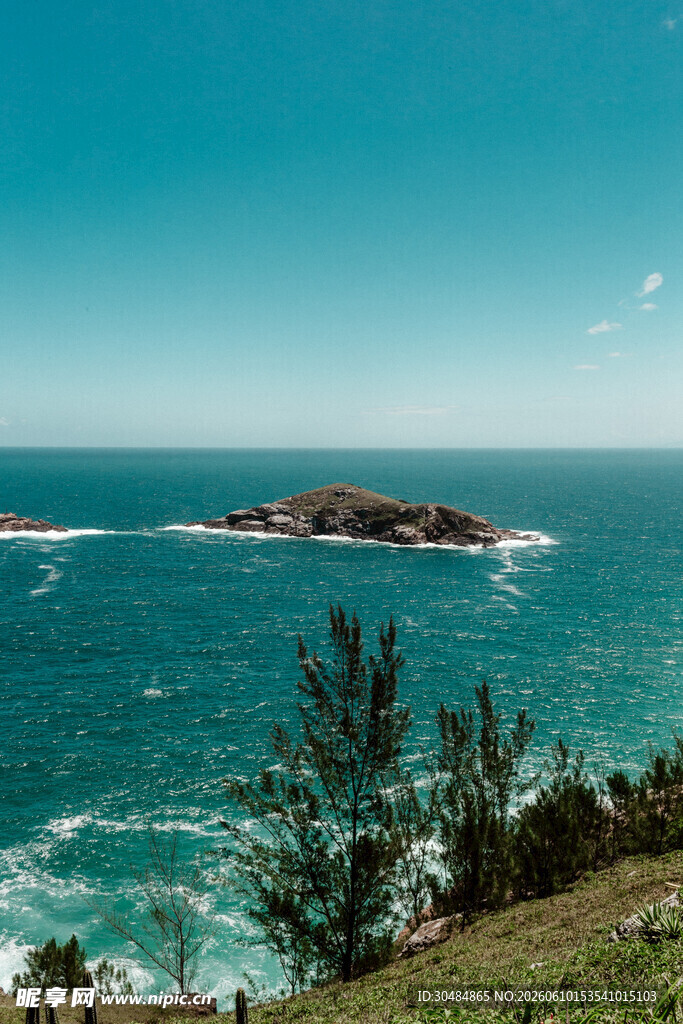小岛与蔚蓝大海