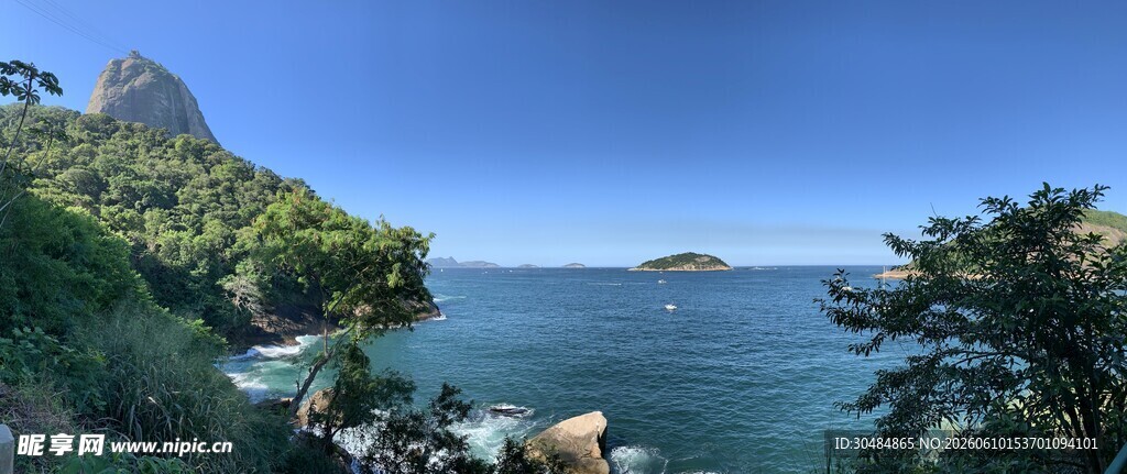 海边青山绿树美景