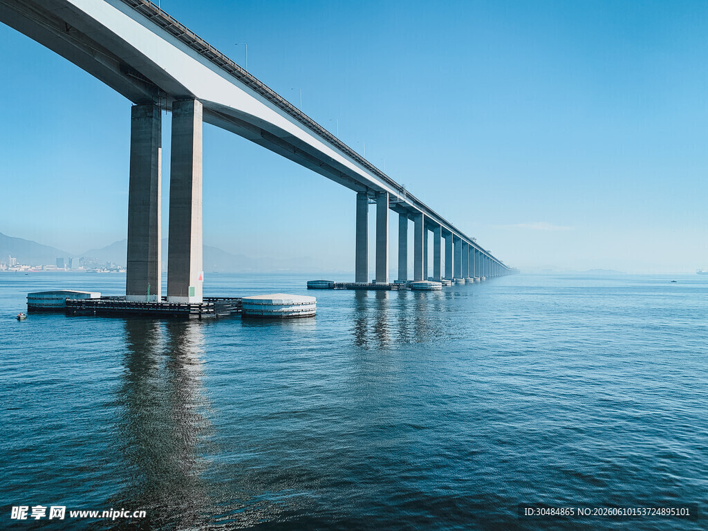 跨海大桥横跨蓝色海面