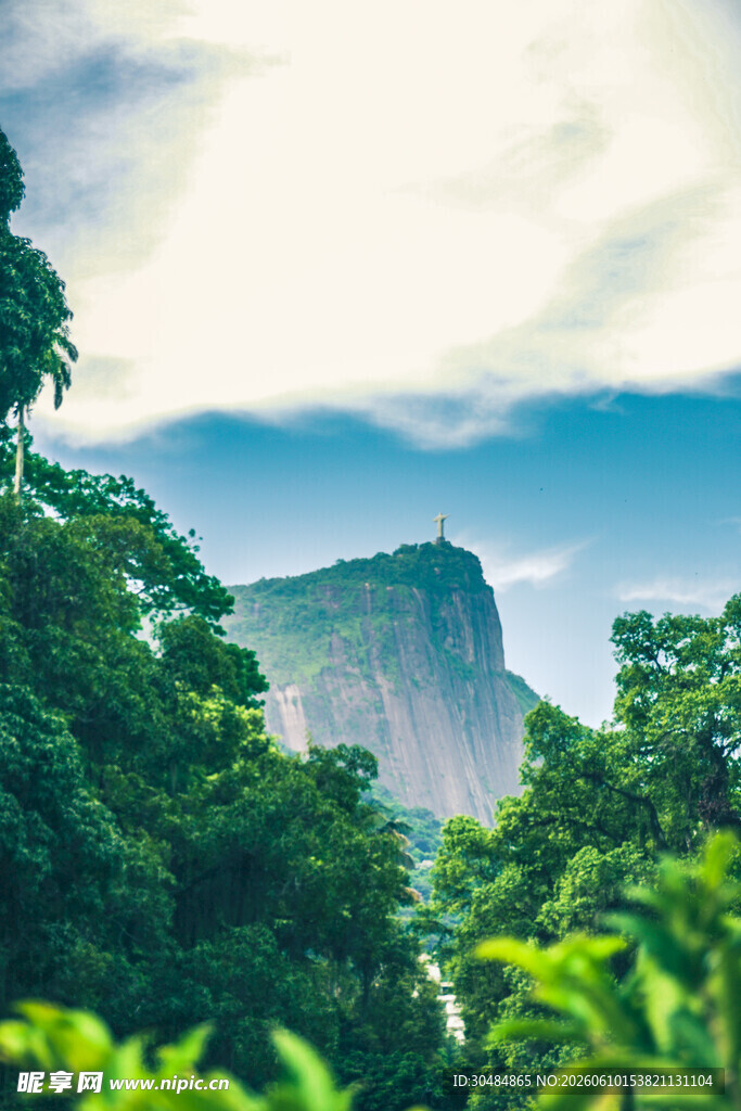 山林间的巍峨山峰景观