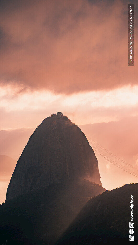 黄昏下的巍峨山峰