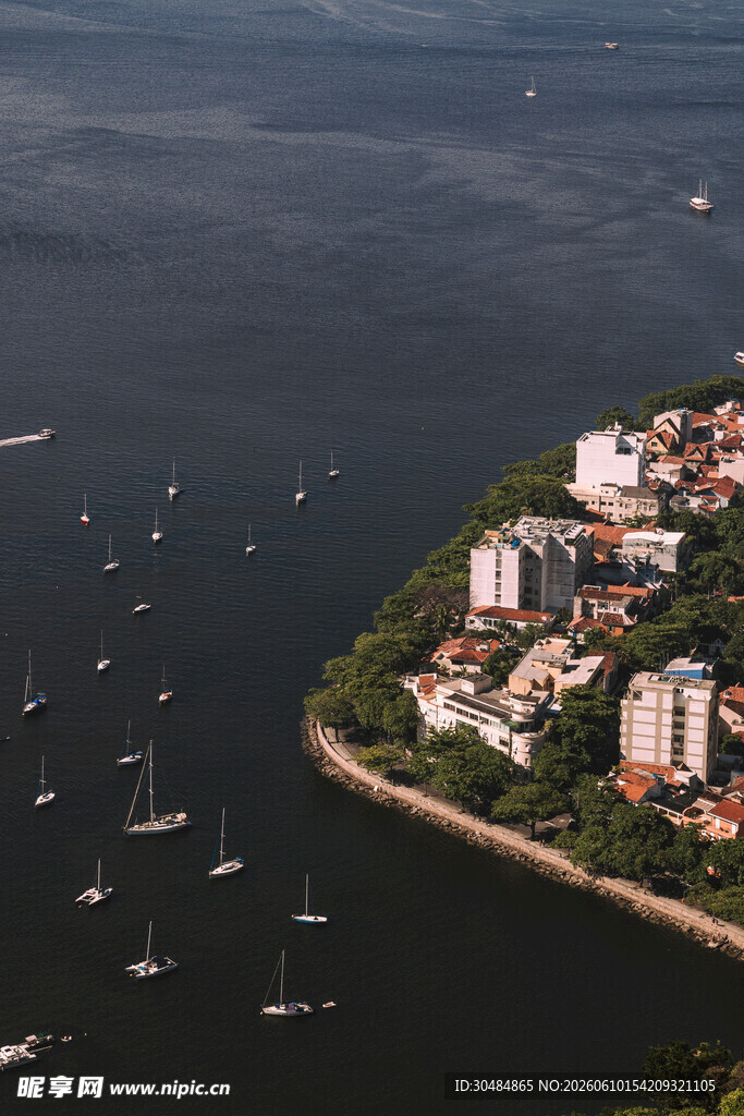 海滨小岛城市景观俯瞰图
