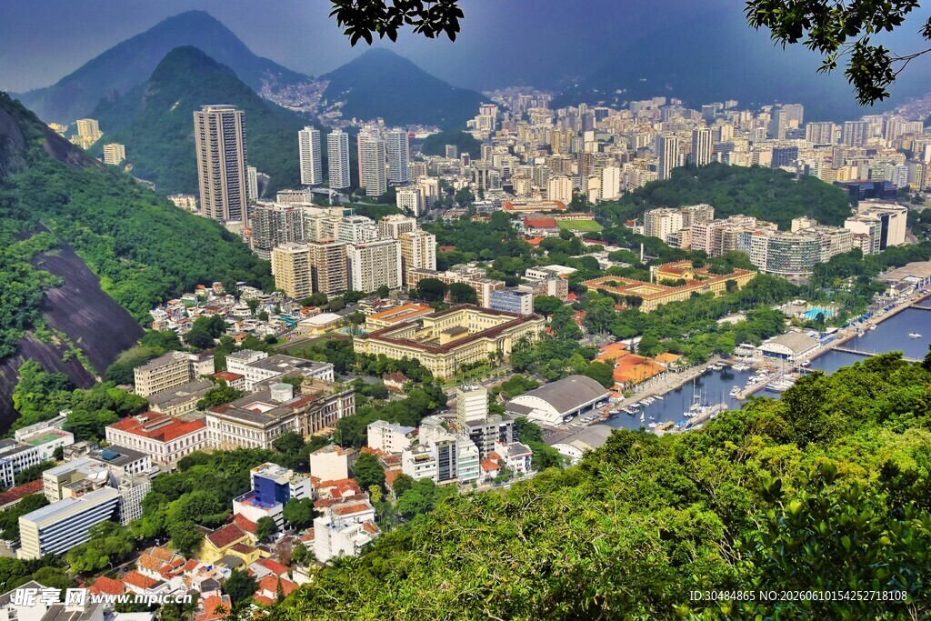 俯瞰城市与青山美景