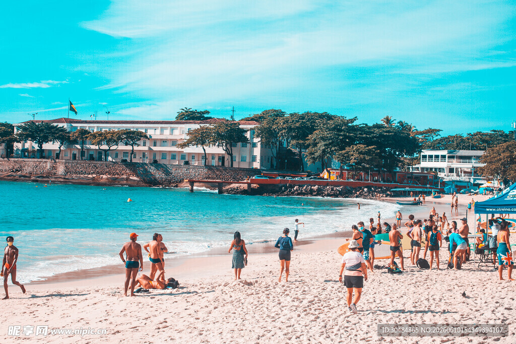 热闹的海滨沙滩场景