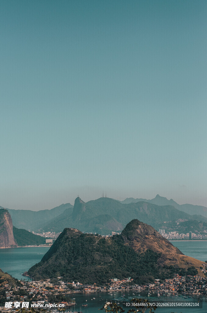 海边山峦美景