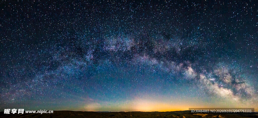 夜空下的壮阔星河美景