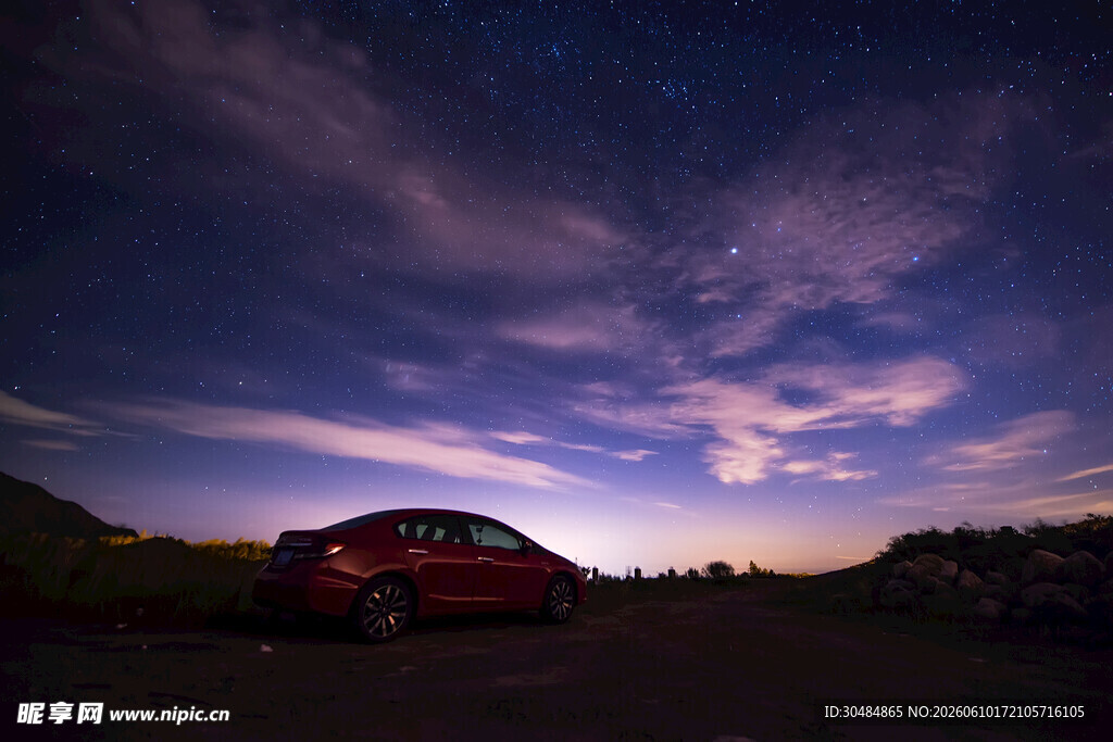 星空下的红色汽车