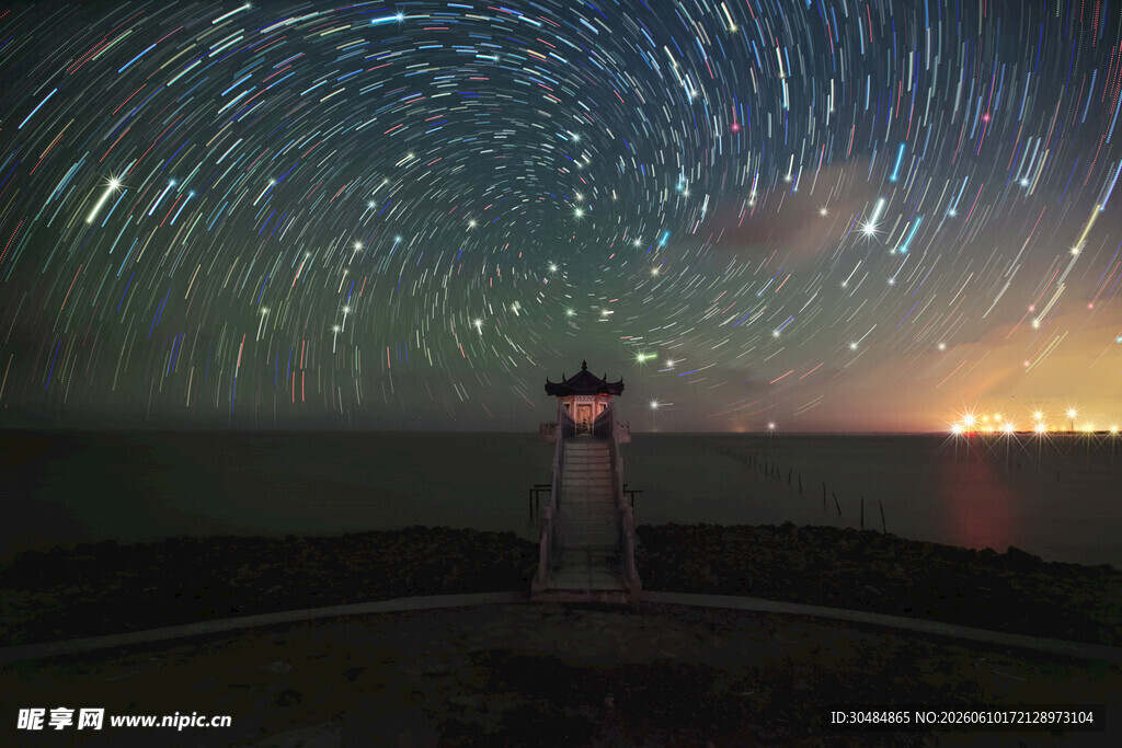 星空下的灯塔夜景