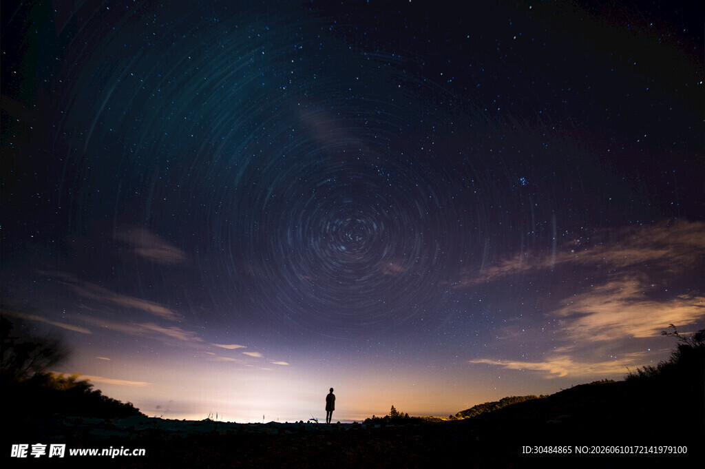 夜幕下的星空与孤独身影