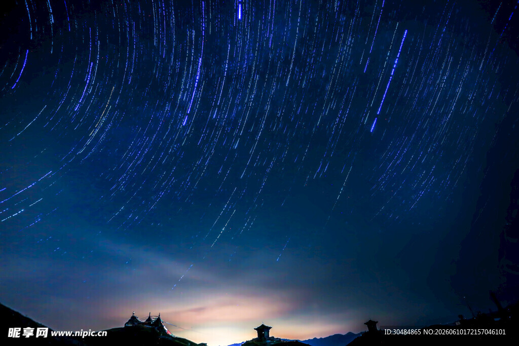 星空下的静谧山地景观