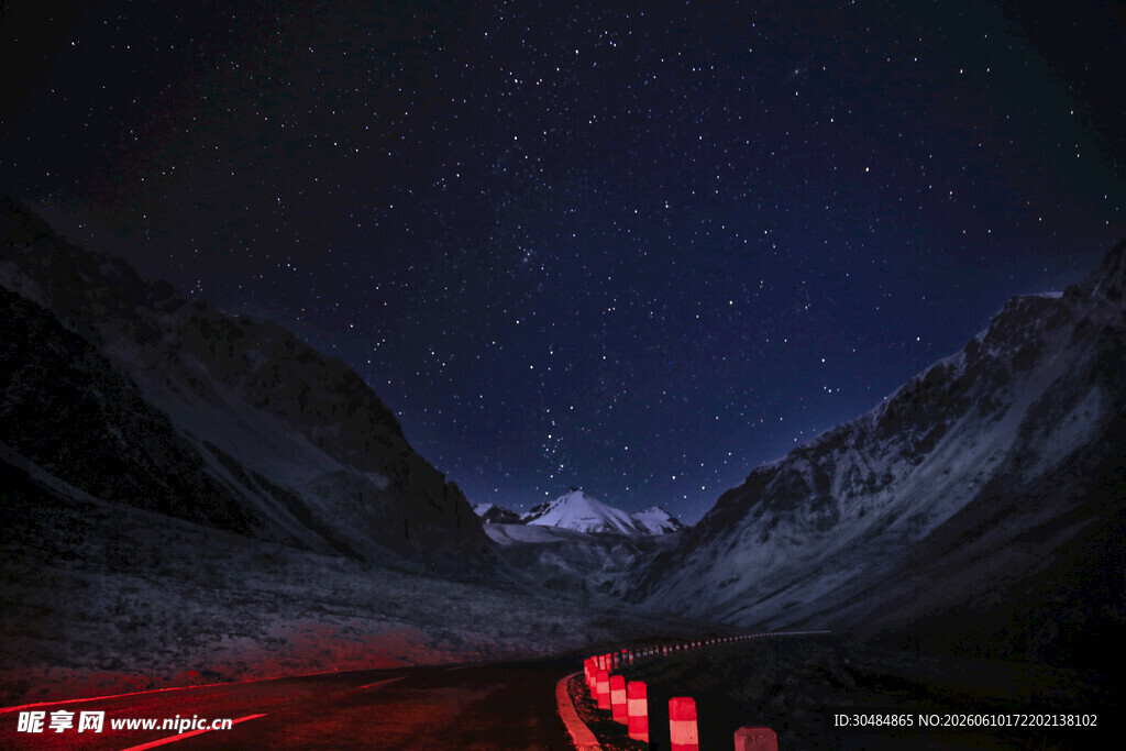 夜路骑行的绚丽星空景象