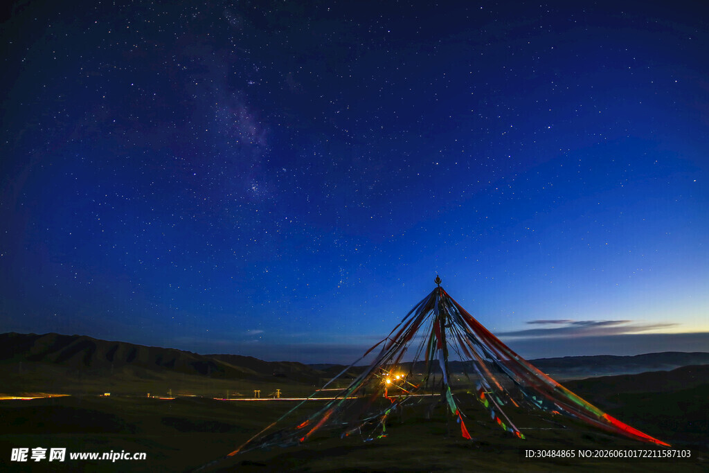 夜幕下的独特建筑景观