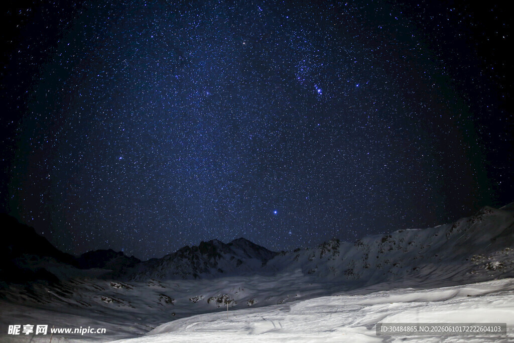 星空下的静谧雪地景观