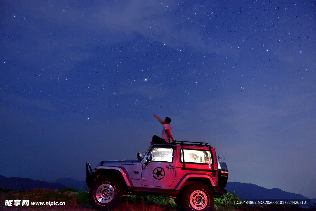 夜幕下的越野吉普车