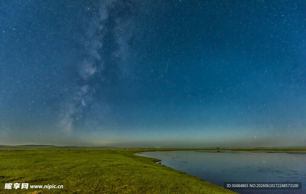 草原湖畔璀璨星空夜景