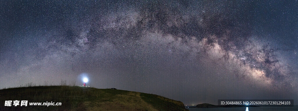 夜空下的璀璨星空与微光