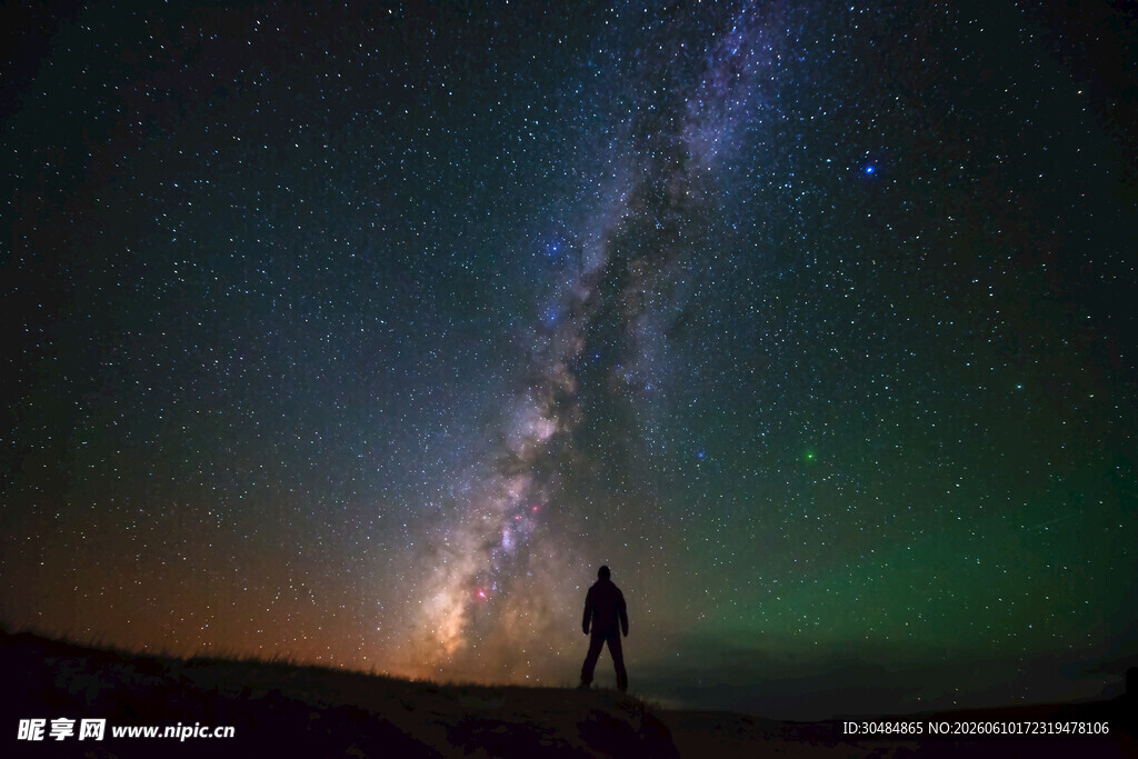 星空下的孤独身影