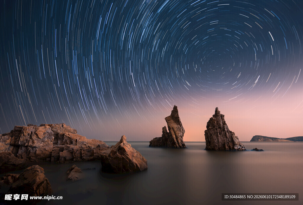 星空下的海边岩石景观