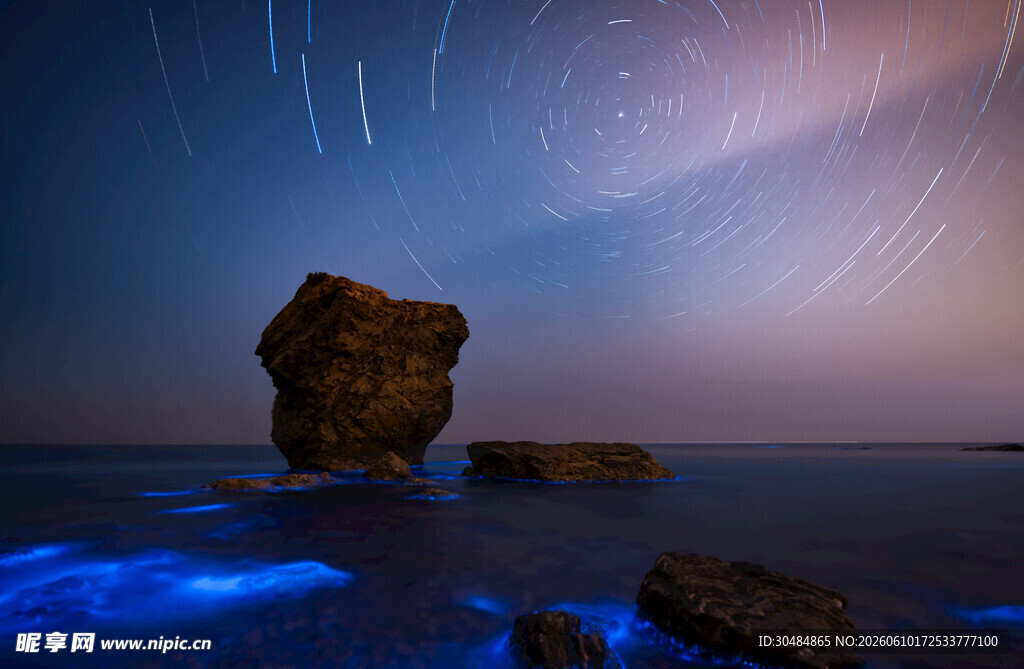 海边蓝眼泪与星轨奇观