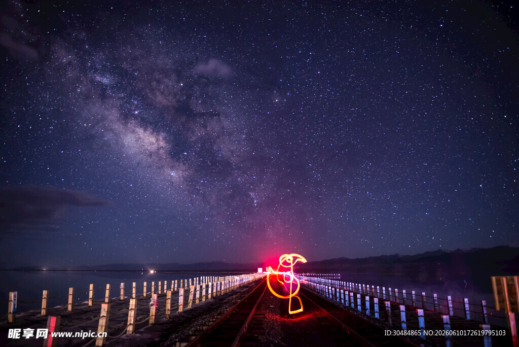 星空下的铁路与神秘红光
