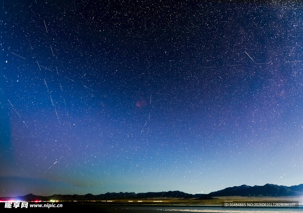 璀璨星空下的广袤大地
