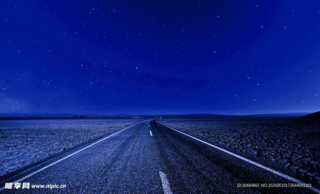 夜幕下的孤独公路