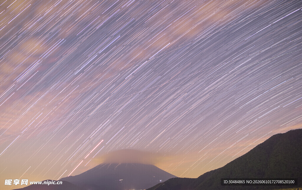 山间星轨夜景