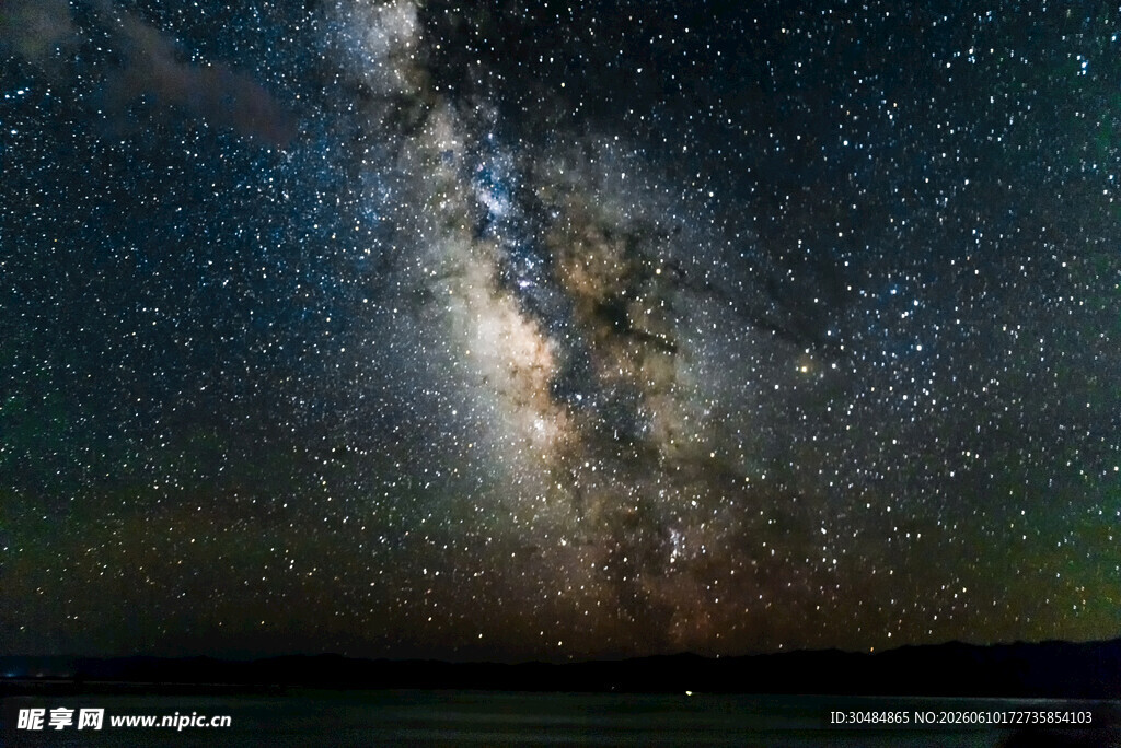璀璨银河下的梦幻夜空