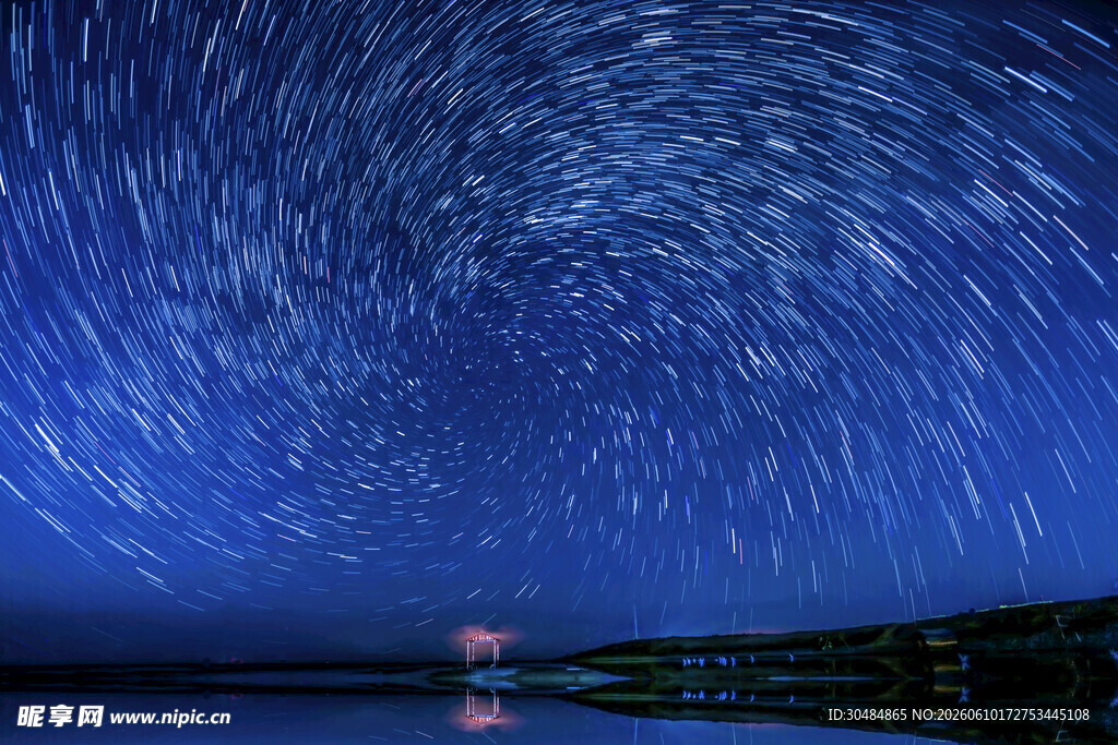 璀璨星轨下的静谧夜景