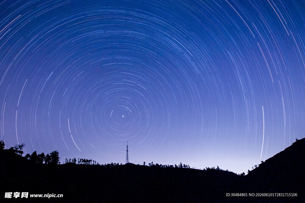 夜空星轨下的静谧山峦