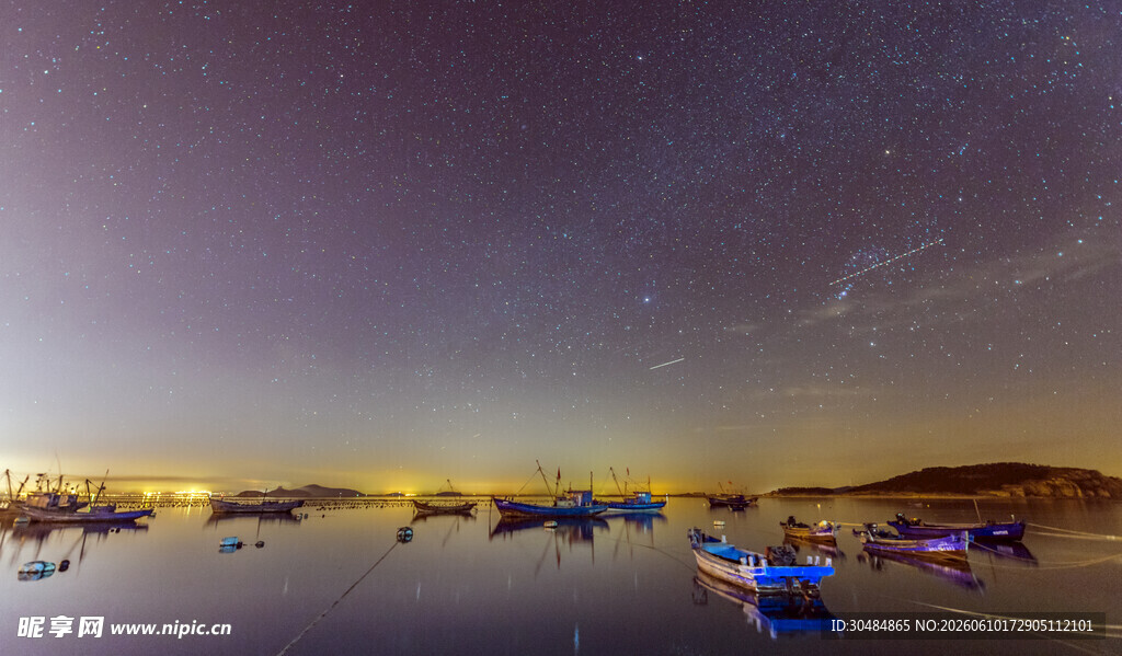 湖畔夜景中的船只