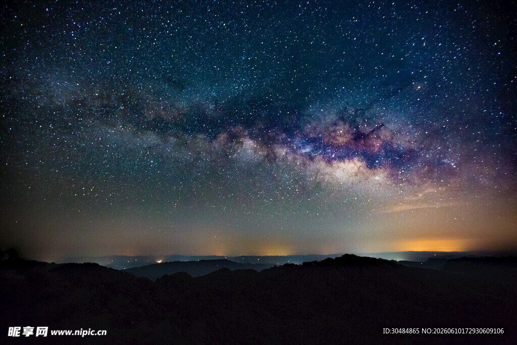 壮丽星空下的静谧大地