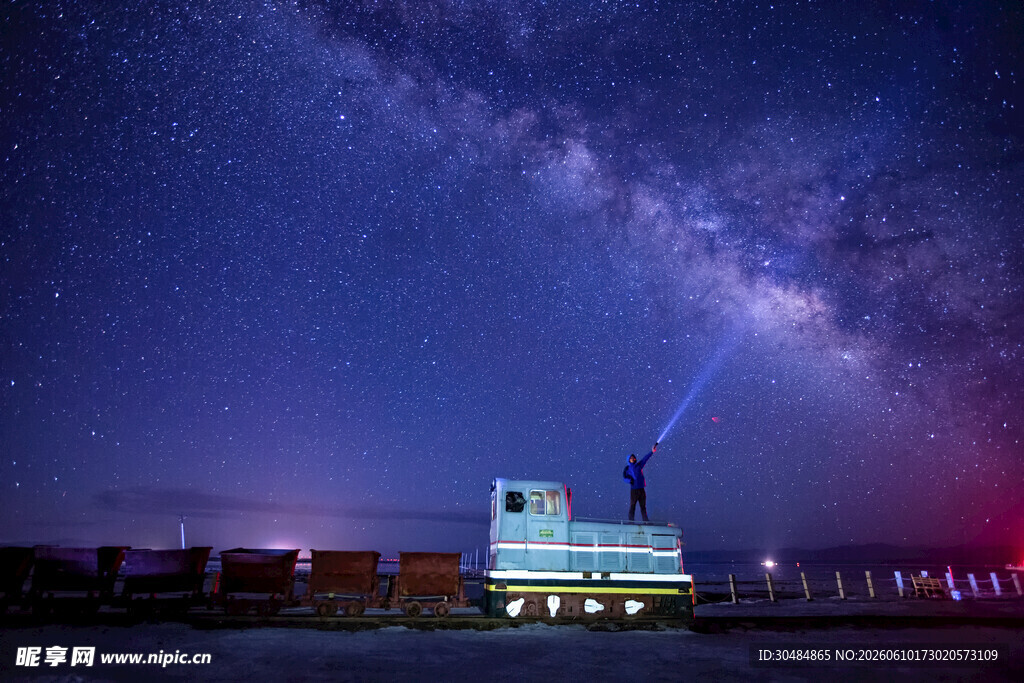 夜空下的建筑与璀璨星河