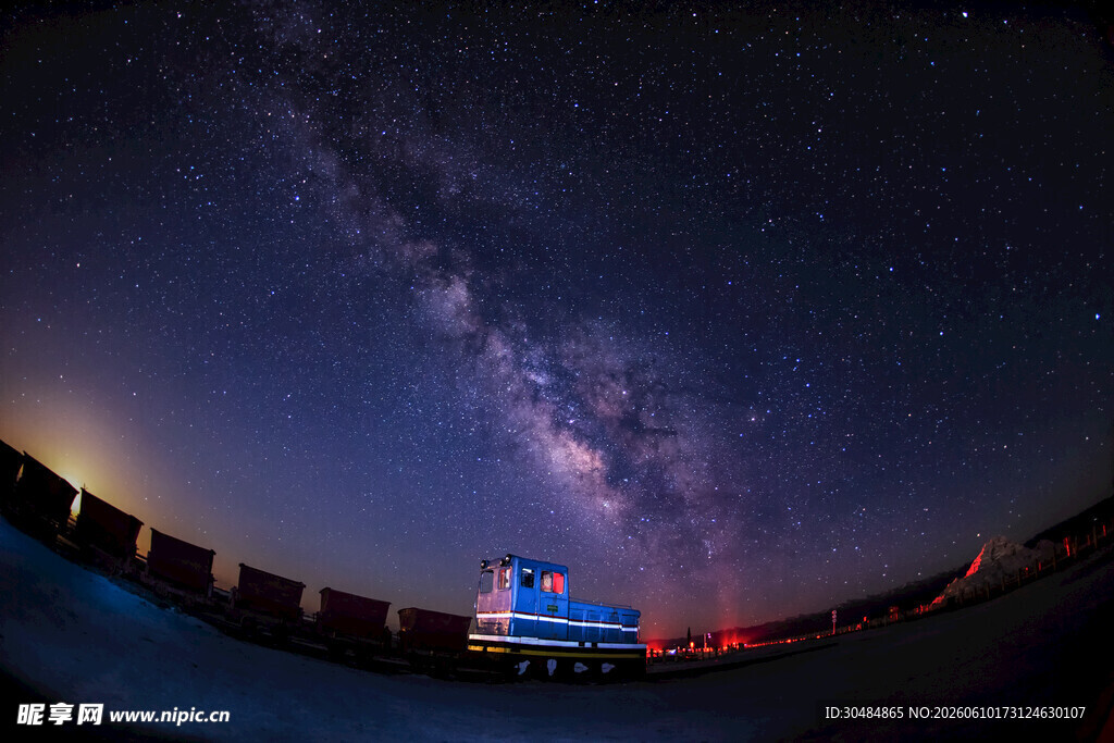 夜空下的璀璨星河与建筑