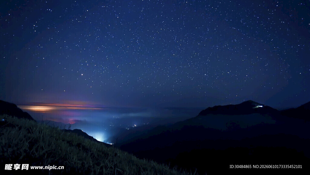 夜幕下的山间璀璨星空