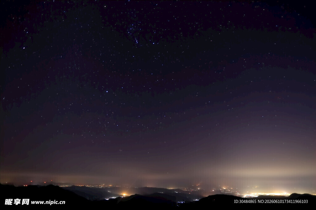 夜空下的城市与璀璨星空