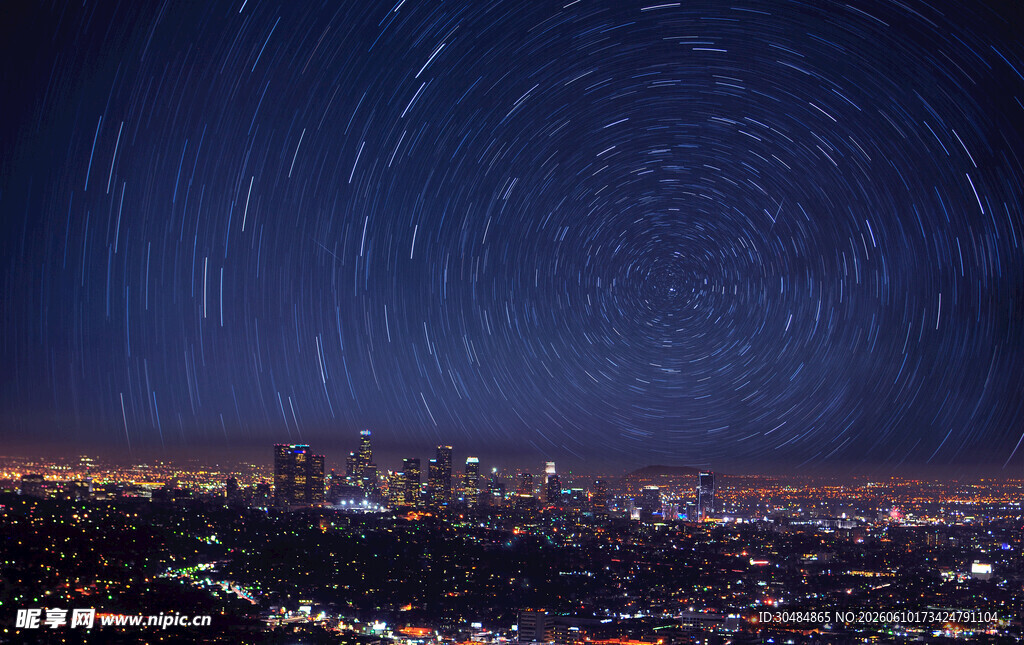 城市夜空下的绚丽星轨